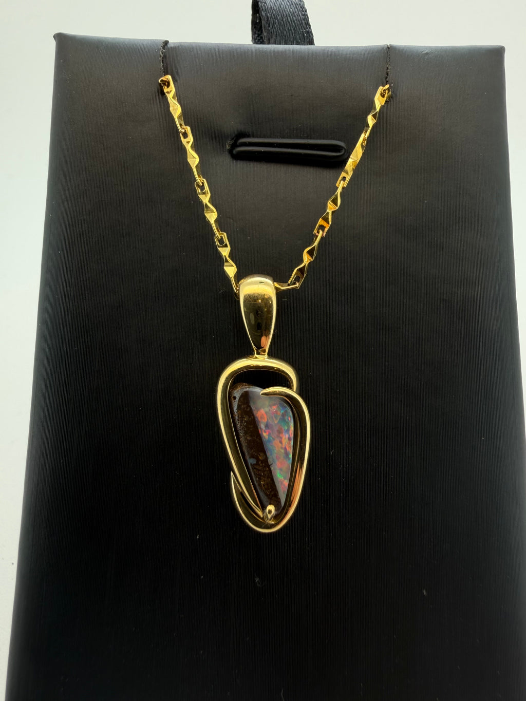 Outback Glow – 18K Gold Queensland Boulder Opal Pendant